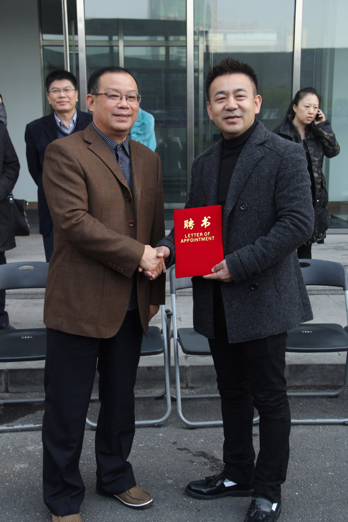 �м��쵼��ʵ��ױ��ӰѧУУ���䷢Э��Ƹ��