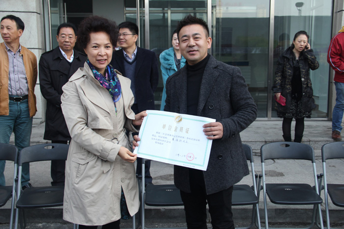 �м��쵼Ϊ��ʵ��ױ��ӰѧУУ���䷢Э���Ա֤��