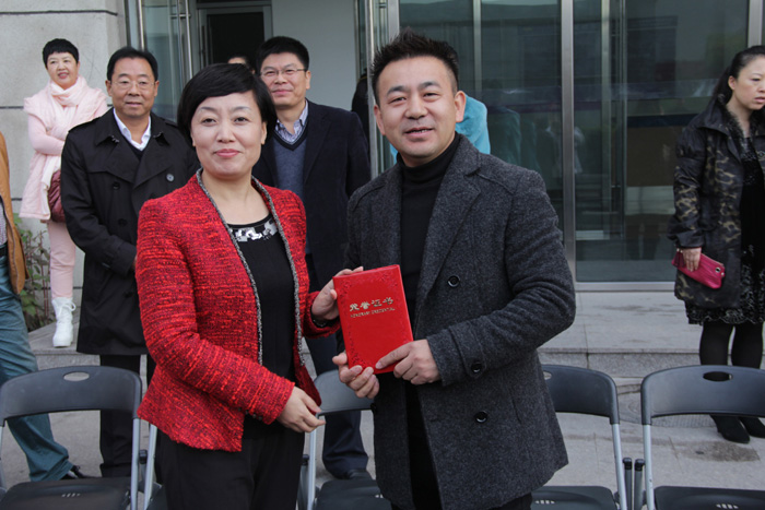 �м��쵼Ϊ��ʵ��ױ��ӰѧУУ���ܺ���䷢����֤��