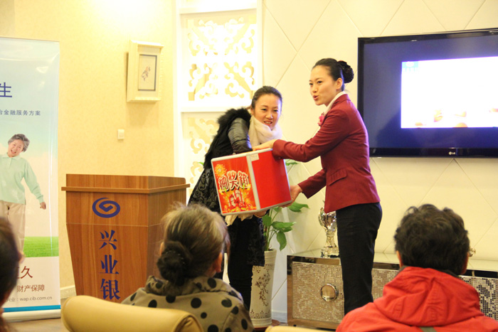 Э��᳤�ڻ�г�ȡ��Ʒ ����һ�Ƚ�һ�� ���Ƚ����� ���Ƚ����� ����һ���صȽ�Ŷ����